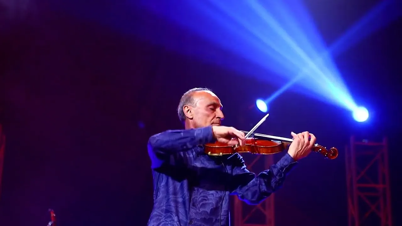 Samvel Yervinyan performing Vivaldi's Storm on a lit stage
